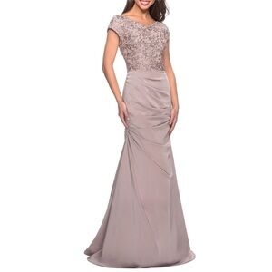 La Femme Champagne Gown Size 4 Nwot
$558